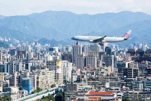 ▲▼中華航空,華航,台北市,降落松山機場,飛航,航空業,空中巴士A330-300。（圖／記者季相儒攝）