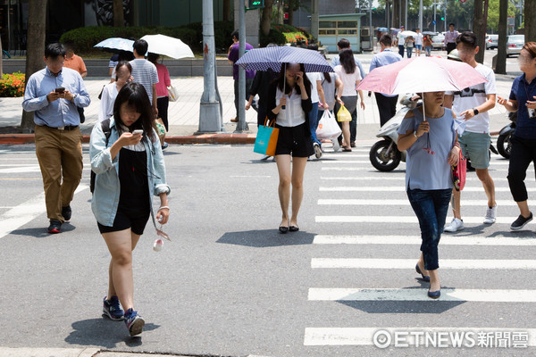 ▲▼撐傘,夏天,大太陽,防曬,大熱天,行人。（圖／記者季相儒攝）