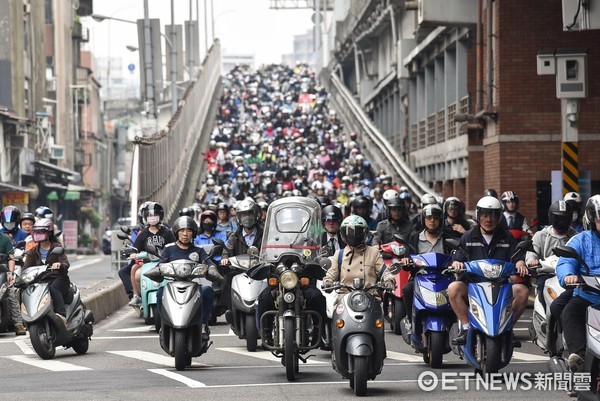 台北橋機車瀑布,空氣污染,空汙,pm2.5,機車族,通勤,交通,塞車,細懸浮微粒,移動污染源。（圖／記者李毓康攝）