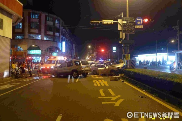 屏東萬丹車禍，肇事車輛闖紅燈，超高速撞死一家三口。（圖／記者莊智勝翻攝）