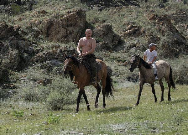 ▲俄羅斯總統普丁裸半身騎馬。（圖／達志影像／美聯社）