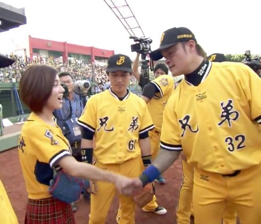 ▲蔣智賢偷抱豆花妹，林智勝與豆花妹握手。（圖／CPBL TV）