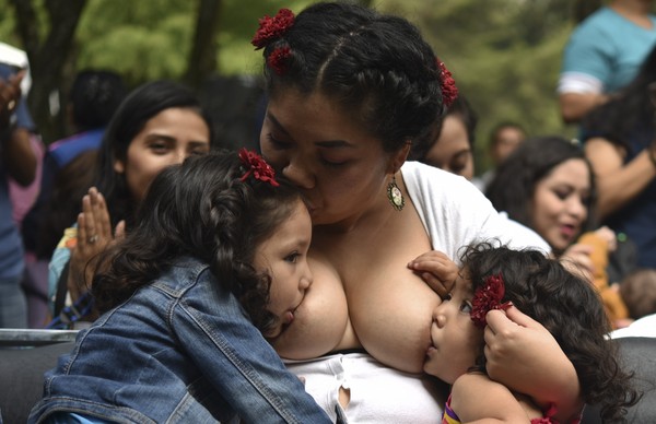 ▲墨西哥舉行母乳喂養節多位母親現場坦然哺乳。（圖／CFP）