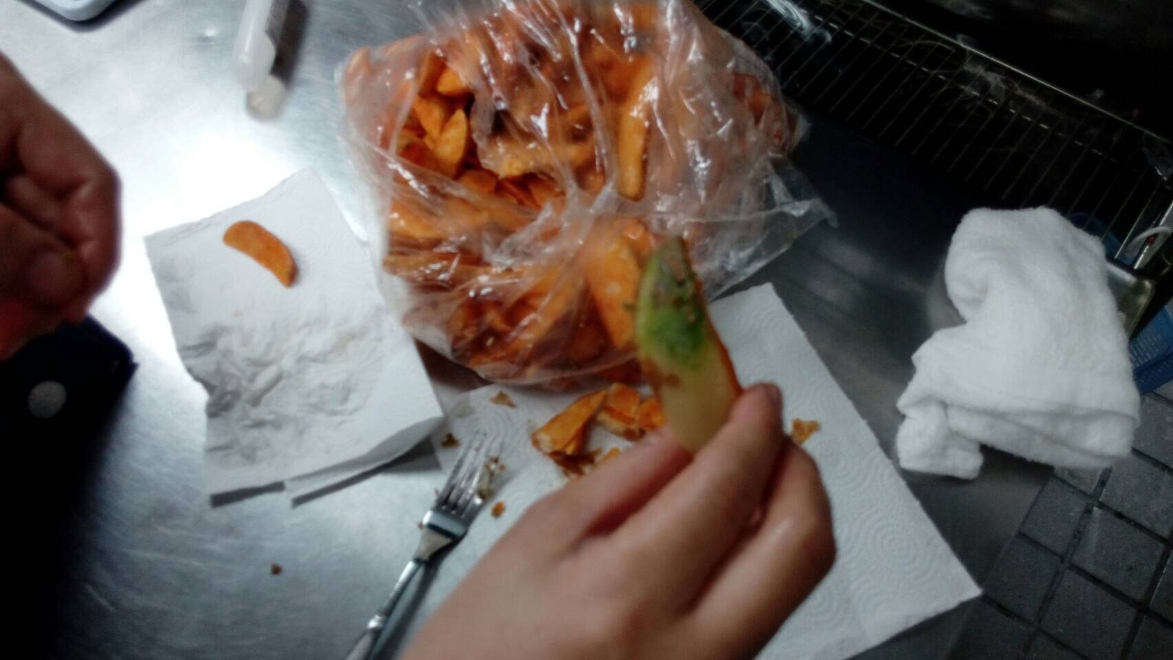 ▲台南市衛生局專案稽查轄區8家摩斯漢堡分店,現場撥開薯條發現其中3家同批號金黃薯條半成品,表皮出現綠色情形。(圖/記者林悅翻攝)