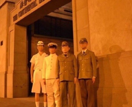 ▲▼中國網友爆料，有4名男子穿二戰日本軍服到抗日遺址前拍照。（圖／翻攝自王华斌henry微博，原為網友「上帝之鷹_5zn」上傳）