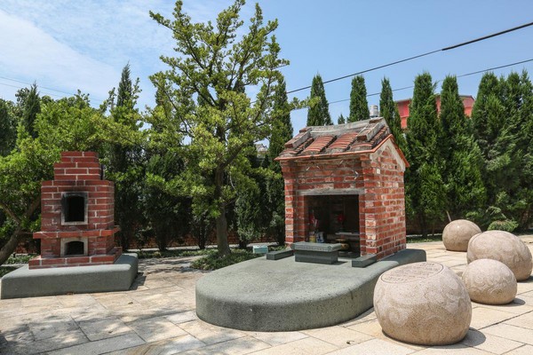 溫柔媽廟是後龍在地信仰，也是趙藤雄17歲的第一件作品，2011年時他返鄉出資修建。