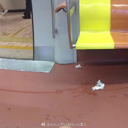 ▲車廂脫褲大放尿！北京「大女童」擦乾自己...紙就丟地上。（圖／翻攝微博）