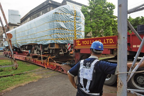 台鐵聘請專業拖吊公司從台北機廠搬運車廂至桃園，光搬運費就要花68萬元。