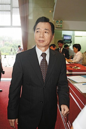 台北市前財政局長李述德與遠雄議約時，刪除大巨蛋營運權利金，涉及圖利遠雄集團。