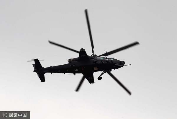 ▲▼解放軍利用「武直-10」直升機拋撒干擾彈進行表演。（圖／CFP）