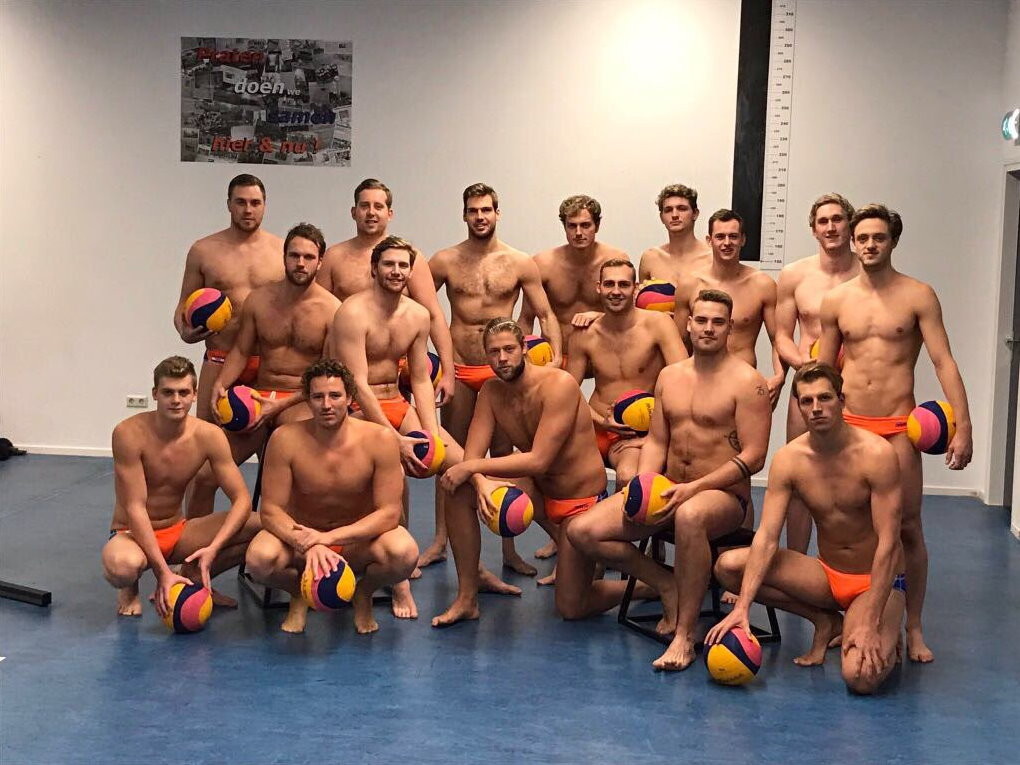 荷蘭水球選手范蓋倫（Robin van Galen）在推特貼出自己和15成員的照片，只見每個人穿橘色三角緊身泳褲，露出健壯胸肌、腹肌和人魚線，引發網友瘋傳。（圖／翻攝Robin van Galen推特）