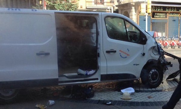 西班牙巴塞隆納恐攻的廂型車。（圖／翻攝推特）