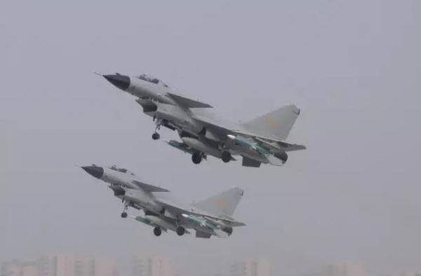 中國官方發表殲-10戰鬥機起飛前往泰國，參與中泰空軍「鷹擊-2017」聯合訓練照片。（圖／翻攝自中國空軍微信「大國之翼」）
