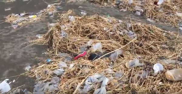 ▲台南沙灘佈滿垃圾、蚵架，慘不忍睹！（圖／翻攝自YouTube／Kuang Jui）