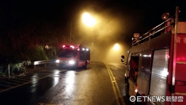 ▲新北市瑞芳甚平隧道傳火燒車意外，燒起的車輛上竟傳載有一桶20公斤瓦斯。（圖／記者林煒傑翻攝）
