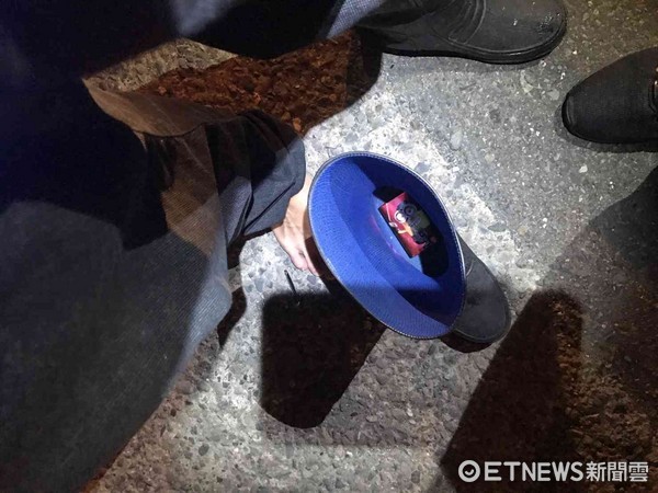▲警方發現陳男雨鞋內藏有1個「糖果罐」。（圖／記者林悅翻攝）