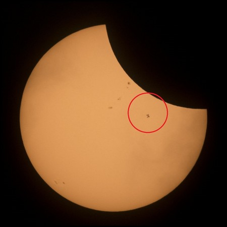 ▲▼攝影師捕捉日全食卻有太空站亂入。（圖／翻攝自NASA HQ PHOTO‏推特）