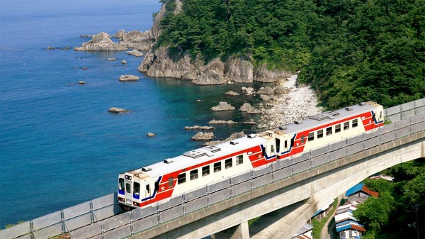 日本觀光局今年首推日本東北三陸之旅，搭乘北陸鐵路到北山崎展望台，一覽太平洋海景及奇岩壯麗景致。（圖／東森整合行銷提供）