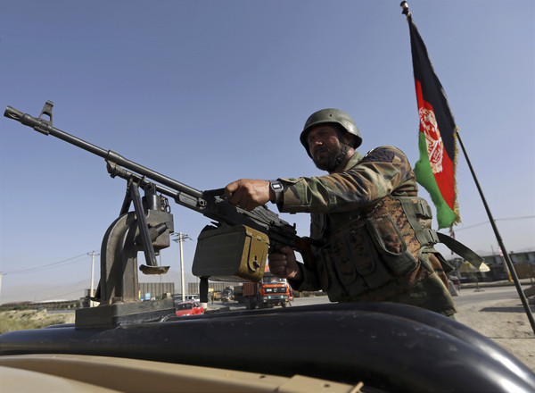 ▲喀布爾近郊一處檢查哨，阿富汗一名士兵重裝戒備。(圖／達志影像／美聯社)