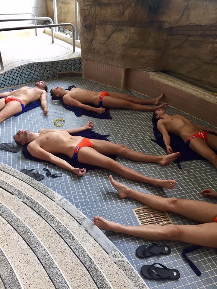 荷蘭水球隊選手比賽完放鬆。（圖／翻攝「Nederlandse waterpolomannen 」臉書）