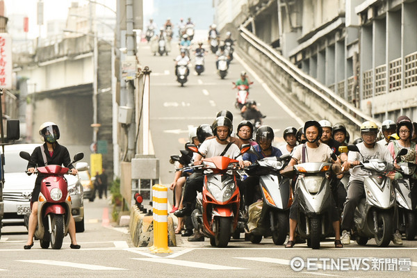 交通,馬路,摩托車,機車,上班族（圖／記者張一中攝）