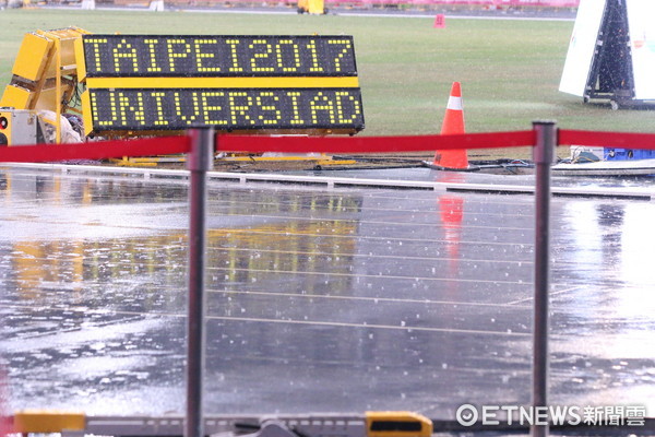 ▲世大運田徑場下雨,賽程延後。(圖/記者魏立信攝)