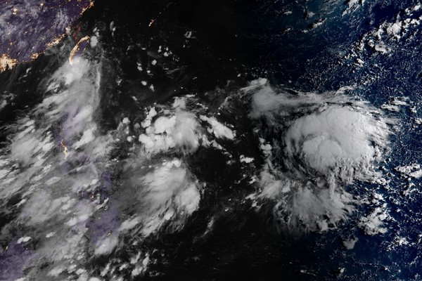 ▲▼關島還有一顆熱帶擾動！處低壓帶…全台連5天午後雷雨。（圖／翻攝NOAA、中央氣象局）