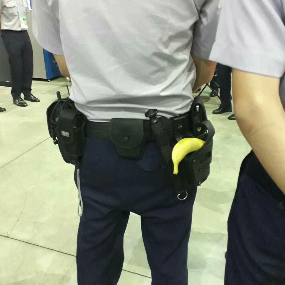 世大運場館維安員警槍套內插著一根香蕉。（圖／翻攝「爆料公社」臉書社團）