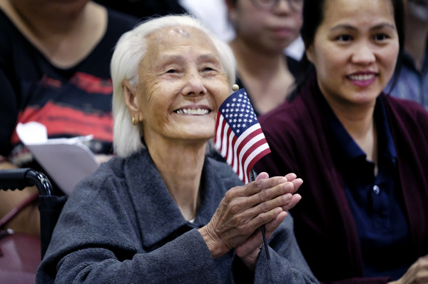 ▲▼103歲柬國人瑞宣終於歸化美國公民。（圖／達志影像／美聯社）