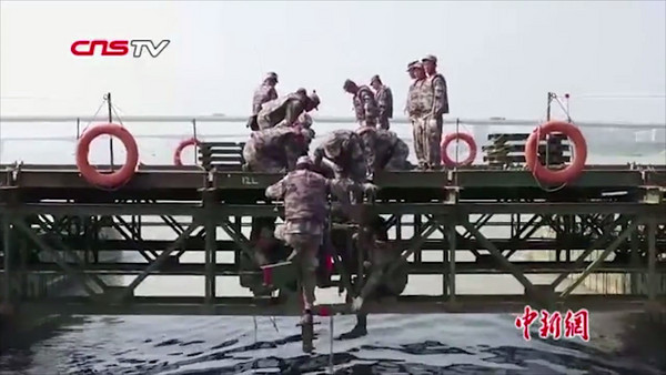 解放軍中部戰區陸軍展開渡江工程保障演練，僅花費26分52秒的時間，完成887.5米的鋼鐵浮橋搭建任務。（圖／翻攝自中新網視頻）