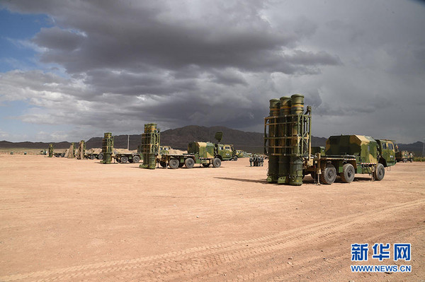 「火力-2015-山丹」演習，大規模導彈車輛排成一列。（圖／翻攝自央視）