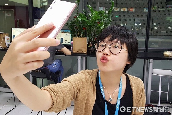 拍照,自拍,嘟嘴,裝可愛。(圖/記者黃琬茹攝)
