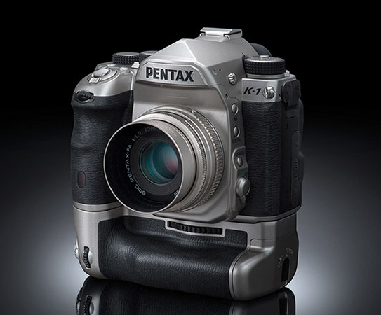 Pentax銀版K-1全片幅單眼機皇現身。（圖／翻攝自官網）