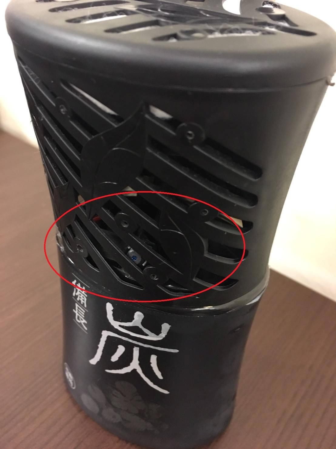 台南市一間麻辣燙店女廁被發現有芳香劑針孔。（圖／翻攝「爆料公社」）