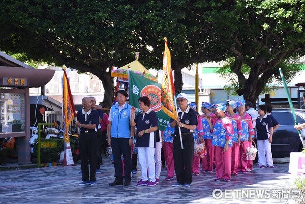 花蓮市客屬分會參加義民祭「創意挑擔隊伍踩街觀摩競賽」，前往花蓮市公所預演，魏嘉賢市長現場進行授旗儀式。（圖／花蓮市公所提供）