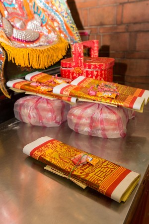 台北霞海城隍廟供奉月下老人的供品，包括紅線、鉛錢與喜糖。