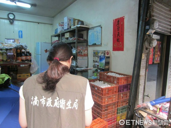▲台南市衛生局持續追查芬普尼超標毒蛋之下游業者，進行封存下架。（圖／衛生局提供） 