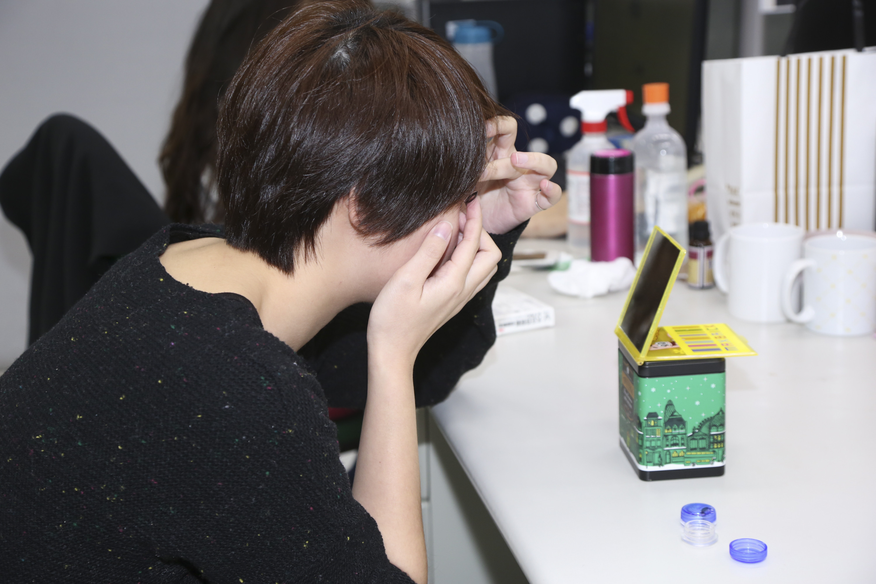 辣妹戴隱形眼鏡(圖/記者黃克翔攝)