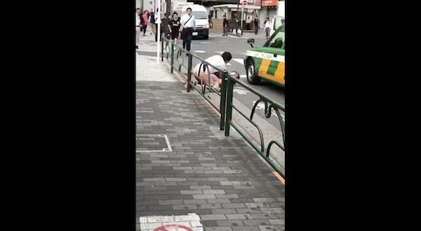 中國男大白天在東京街頭性侵女子　犯案時旁邊都是路人。（圖／翻攝自推特@zrhjim）