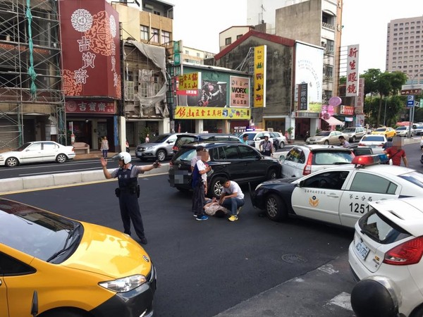 ▲竊嫌拒捕衝撞 台南警開22槍當場逮人(圖/翻攝自台南諸事會社)