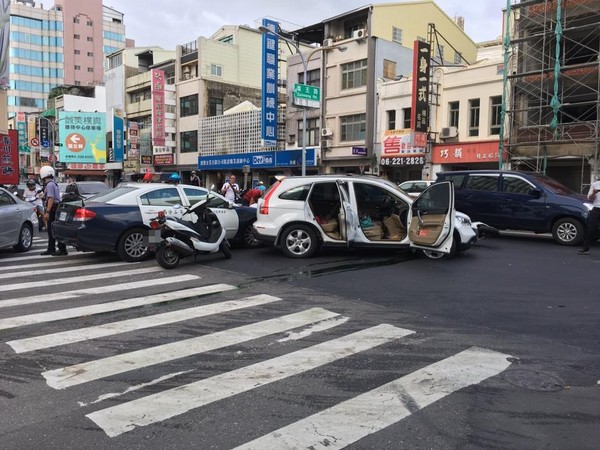 ▲竊嫌拒捕衝撞 台南警開22槍當場逮人(圖/翻攝自台南諸事會社)