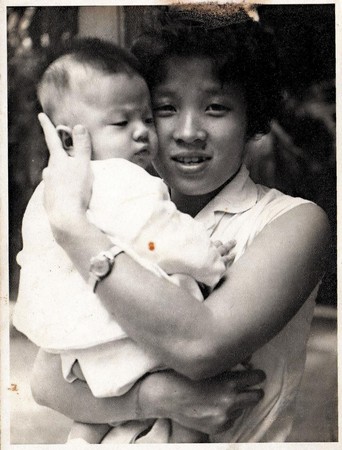 嬰兒時期的丘愛芝，與疼愛他的母親。（丘愛芝提供）