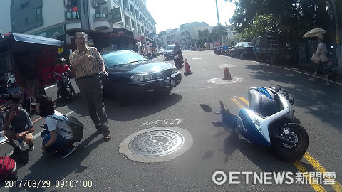 ▲▼男大生開心考到駕照 剛離開監理站馬上就出車禍...。(圖/記者謝侑霖翻攝)