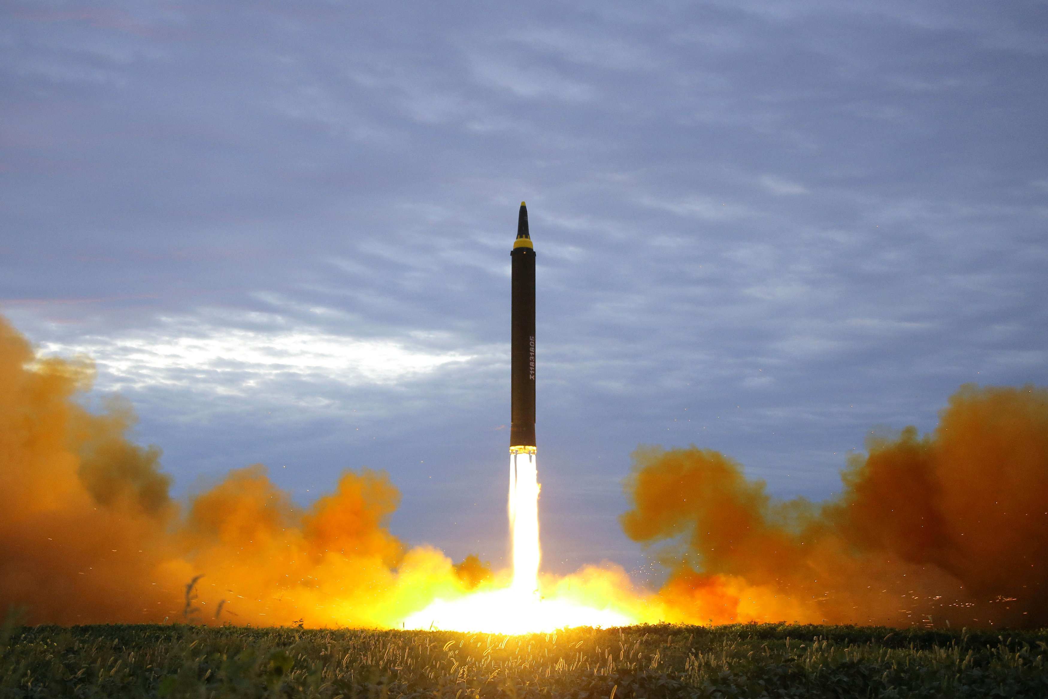 北韓中央通信社（KCNA）8月30日公布一張未註明日期的中長程導彈發射照片，很可能就是29日試射的「火星-12型」。（圖／路透社）