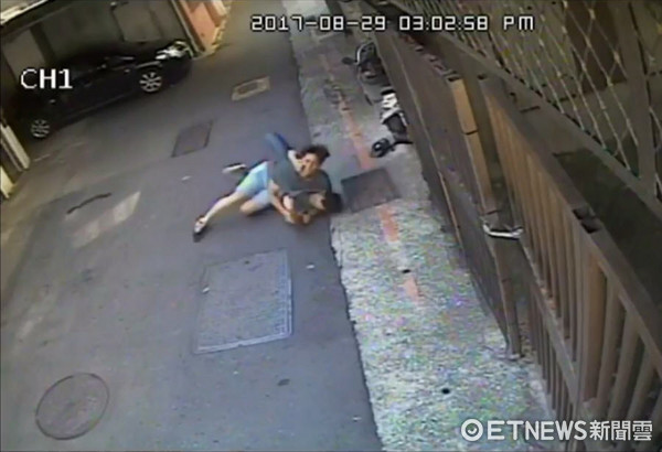 ▲任職台北市民生西路派出所的帥警李昌哲柔道二段,從小就是冠軍好手。日前追捕毒販,使出柔道大外割、袈裟技,將毒販壓制動彈不得。(圖/記者楊佩琪翻攝)