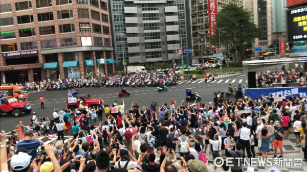 ▲台灣英雄大遊行為選手喝采，共出動1230警力維安。（圖／記者柳名耕翻攝、攝）