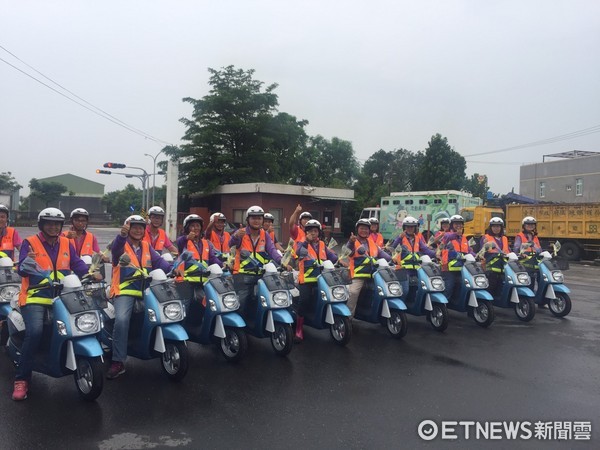 ▲台南市環保局利用電動機車取代燃油機車，領先全國租用100台電動機車，1日成立「環保騎士隊」正式上路。（圖／環保局提供）