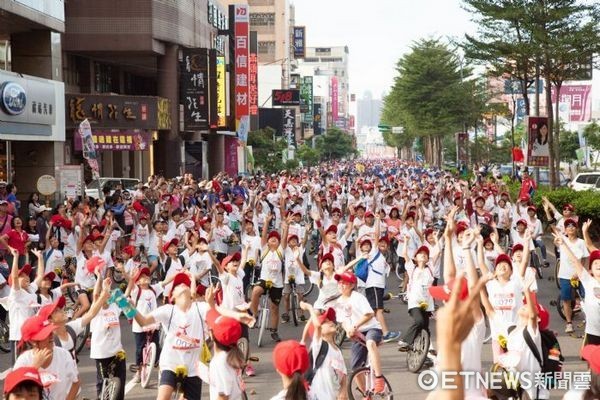 ▲桃園市獨輪車運動競逐「挑戰極限獎」，鄭文燦籲市民上網投票。（圖／桃園市獨輪車運動協會提供）