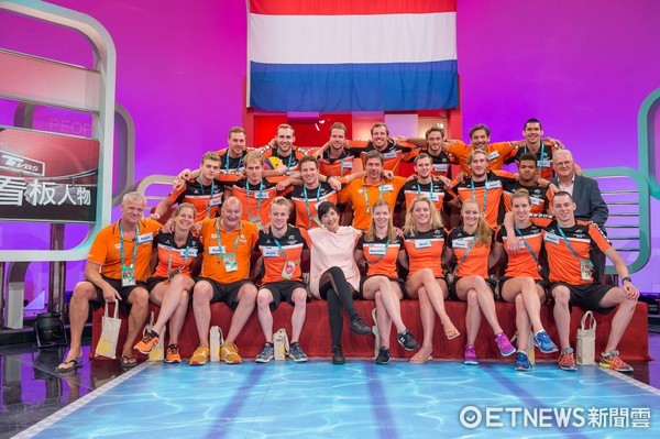 ▲荷蘭水球隊、游泳隊離台前接受電視專訪。（圖／TVBS提供）