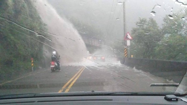 ▲▼蘇花公路因暴雨不斷，有路段出現大瀑布。（圖／翻攝爆料公社）